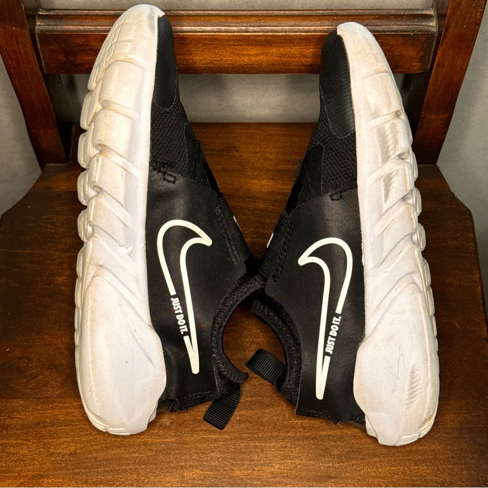 Nike Flex Runner 2 Kids Size 1Y Black &White| Slip On Running/Training Sneakers - Picture 7 of 9